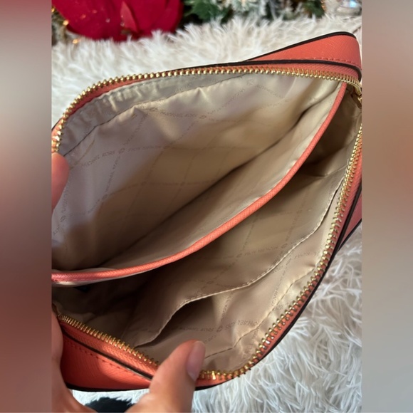 Like new Authentic Michael Kors Crossbody bag - Picture 4 of 9